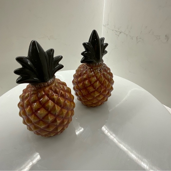 Tommy Bahama Pineapple Salt & Pepper Shakers - Picture 8 of 8